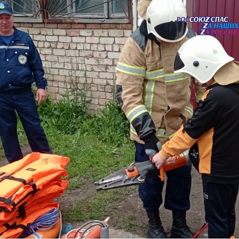 29 мая спасатели Сернурской аварийно-спасательной группы ГБУ РМЭ "МАСС" провели День открытых дверей для обучающихся 2 класса МОУ "Сернурская средняя общеобразовательная школа № 1 имени Героя Советского Союза А. М. Яналова"