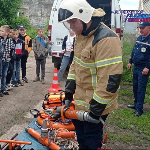 29 мая спасатели Сернурской аварийно-спасательной группы ГБУ РМЭ "МАСС" провели День открытых дверей для обучающихся 2 класса МОУ "Сернурская средняя общеобразовательная школа № 1 имени Героя Советского Союза А. М. Яналова"